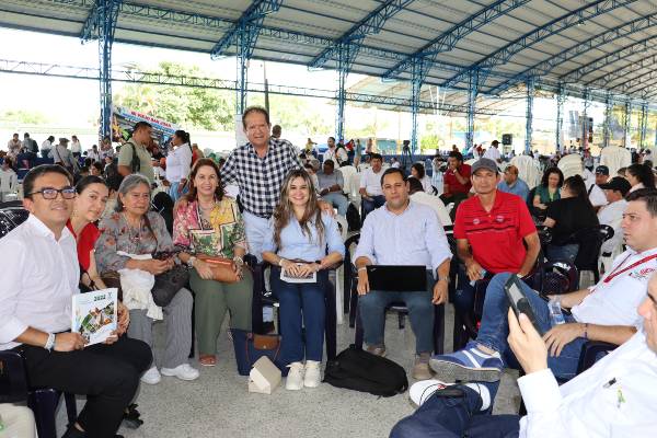 María Paula Gómez junto a miembros y representantes del sector palmero en Villavicencio, Meta. 