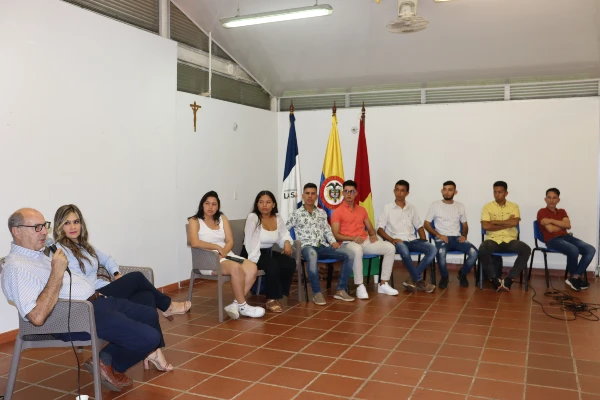 Gustavo Reyes y María Paula Gómez participan del conversatorio con estudiantes de Ingeniería Agronómica de la Sede Utopía